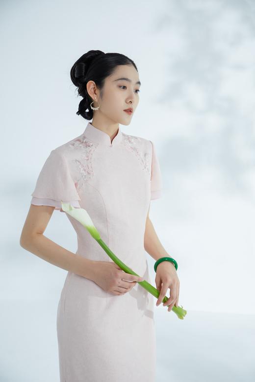 荷言HEYEN 合熹 卷草纹桑蚕丝非遗花罗旗袍雪纺飘袖桃花刺绣高级定制 商品图5