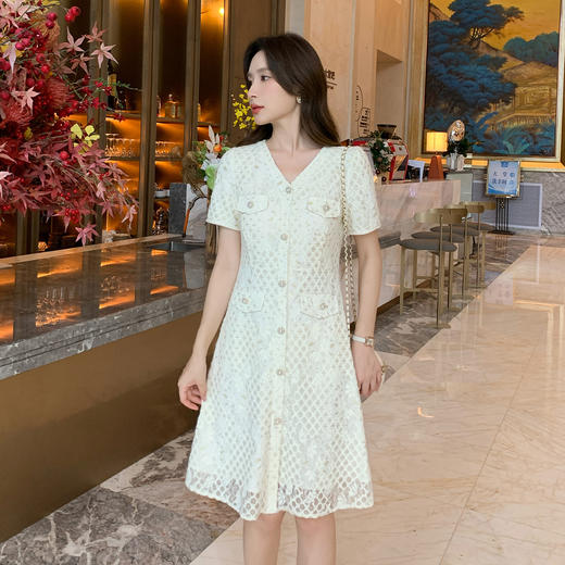 奢姿大码女装2025夏季胖妹妹气质V领蕾丝优雅连衣裙单排扣裙子9952869321 商品图1
