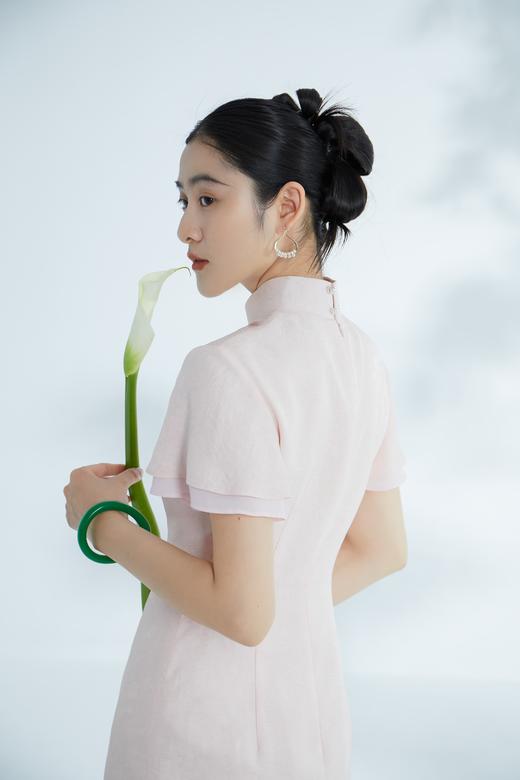 荷言HEYEN 合熹 卷草纹桑蚕丝非遗花罗旗袍雪纺飘袖桃花刺绣高级定制 商品图3