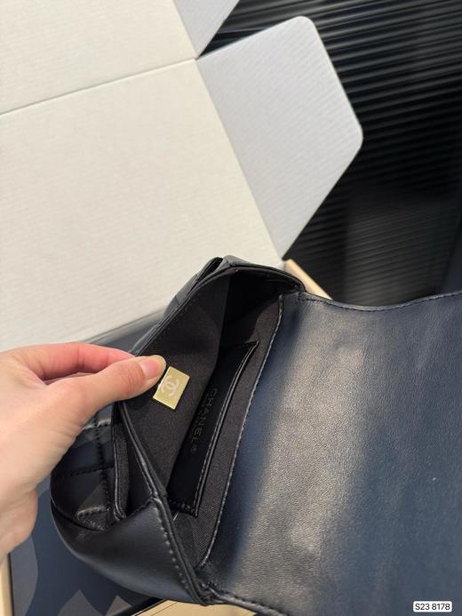 顶级免税版 VIP专柜体验 收到即官网同样 Chanel 25c早春新款 woc亚克力手柄 拎在手上气质满满的名媛风 小羊皮的材质柔软细腻、优雅有质感 手柄做了树脂的材质、很耐脏又好打理 商品图8