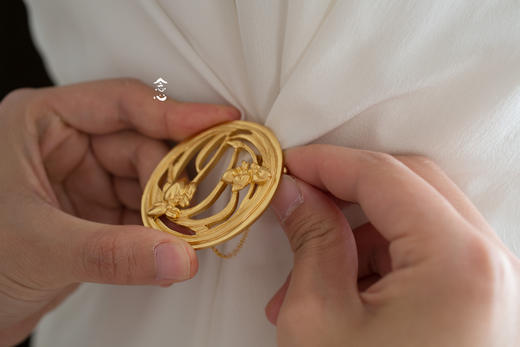 錾刻鸢尾花铜鎏金胸针 商品图2