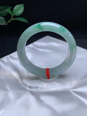 612921，55飘绿手镯、版型不错，飘绿花 润润的