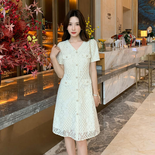 奢姿大码女装2025夏季胖妹妹气质V领蕾丝优雅连衣裙单排扣裙子9952869321 商品图0
