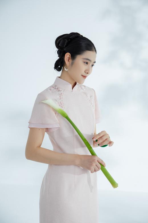 荷言HEYEN 合熹 卷草纹桑蚕丝非遗花罗旗袍雪纺飘袖桃花刺绣高级定制 商品图4