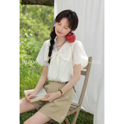 鹿向南「静美画苑」白杏色V领短袖衬衫夏新款休闲百搭宽松上衣女L55681 商品图4