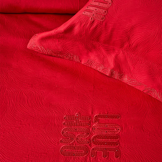 多喜爱 80S全棉厚织提花八件套 欢囍 国风婚嫁 中式美学【拉杆行李箱包装】 【80S高密贡缎】【精美刺绣】 织物柔软 手感细腻 色泽亮丽 商品图5