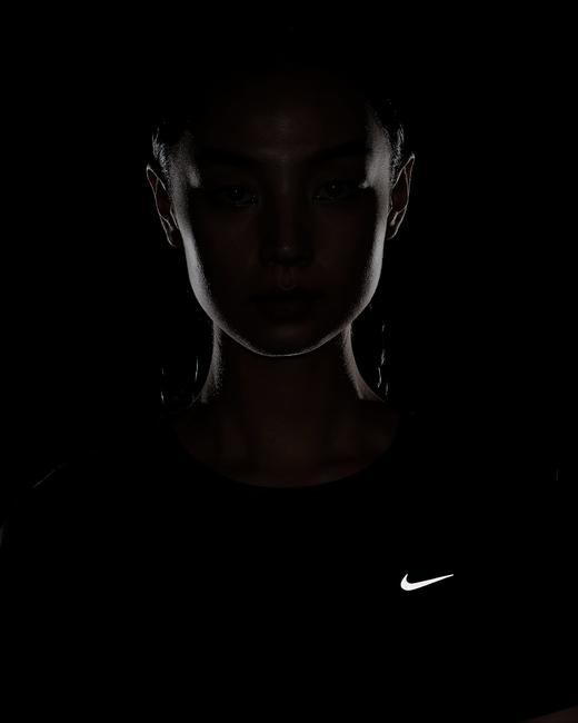 Nike 耐克Tempo Dri-FIT 女子速干短袖跑步上衣HQ0649-010 商品图7