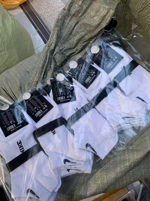 贸易公司清货，只有500组，原单耐克短筒袜，高克重高密度，保持双脚持久的干爽！
高品质的，低价格
85％棉，10％晴纶，5％氨纶。
适合42-48脚穿。特价79一组十双 商品图3