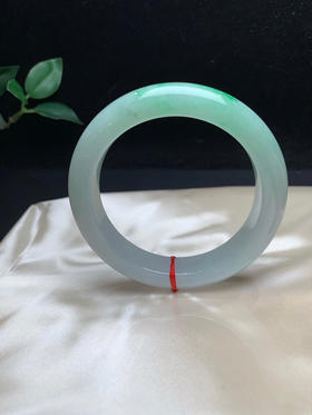 612926，57.5飘绿正圈手镯，底妆特别细腻，一大截带绿底，清新干净，底妆很细