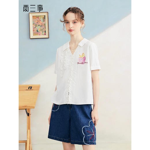 两三事 草莓软糖 2025夏季新款可爱草莓印花木耳边拼接短袖衬衫女 商品图0