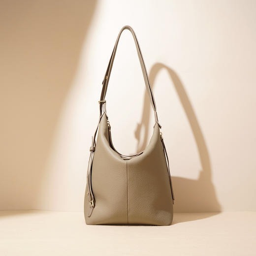 【预售3天】2025新款大容量包女式时尚百搭双肩包通勤女包单肩斜挎包腋下包X9219 商品图1