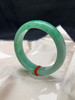 612935，56.5圈口，满绿正圈平安镯，绿底色飘阳绿花，底子细腻，有一小处白棉，一条竖纹，不扣手，颜色好 商品缩略图2