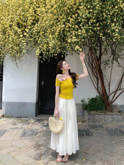 【GZ】无忧购【秘密花园】温柔收腰显瘦斜肩立体花朵小衫+风琴褶白月光纱裙套装9121-5（截单后3-5天发货) 商品图4