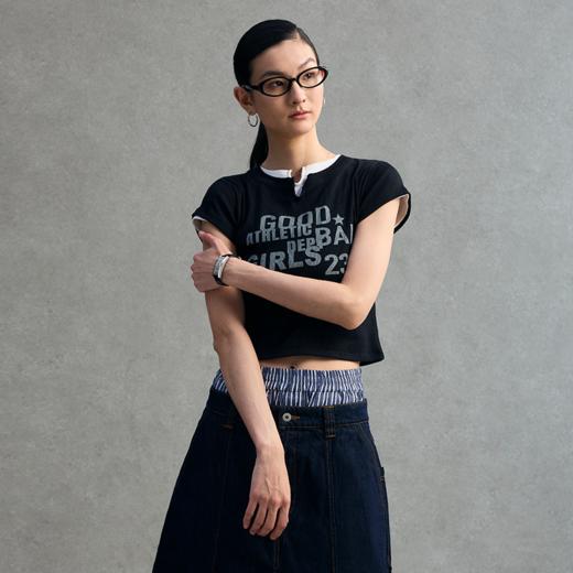 GOODBAI 23 GIRLS athletic撞色印花小V领紧身短款飞袖T恤 商品图0