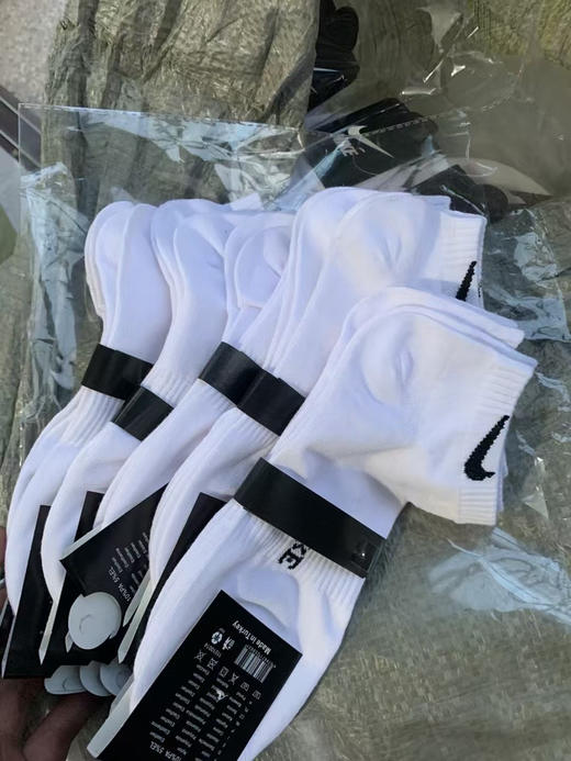 贸易公司清货，只有500组，原单耐克短筒袜，高克重高密度，保持双脚持久的干爽！
高品质的，低价格
85％棉，10％晴纶，5％氨纶。
适合42-48脚穿。特价79一组十双 商品图7