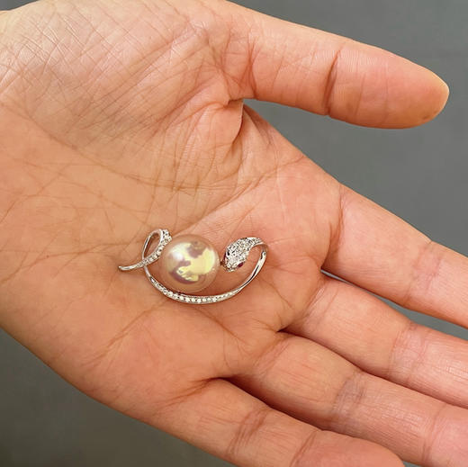 RETRO系列 18K镶钻石和淡水爱迪生珍珠 灵蛇 坠子（不含链） 商品图1