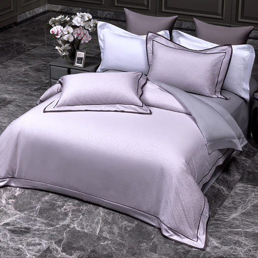 多喜爱 60S全棉色织提花四件套 夏慕/谜语/尤希hl【60S长绒棉】 【轻奢礼箱】【三方拼边设计】【宽边枕袋】【精美刺绣】轻奢品质 柔润丝光 质感柔滑 莹亮光泽 花型立体 商品图1