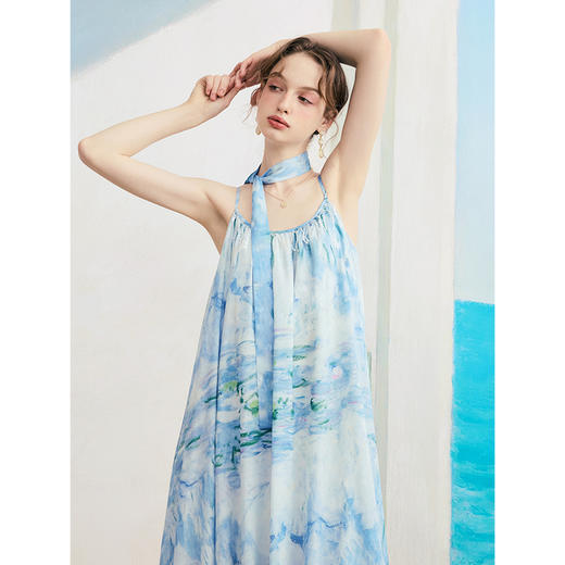 两三事 潮涌暗语 2025夏季新款度假风印花双层裙摆宽松吊带连衣裙 商品图2