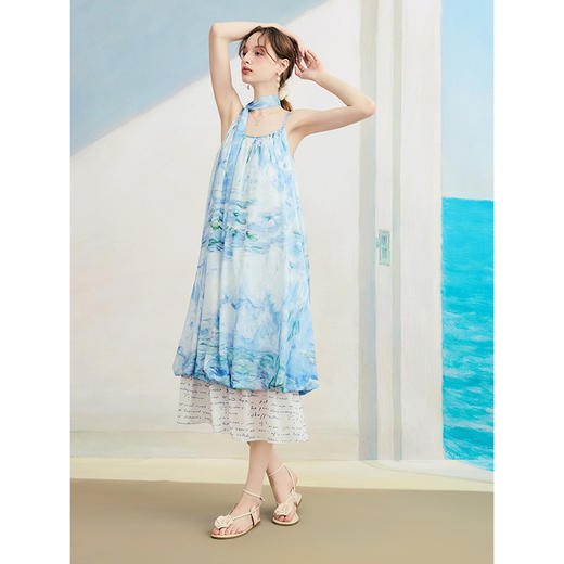 两三事 潮涌暗语 2025夏季新款度假风印花双层裙摆宽松吊带连衣裙 商品图1