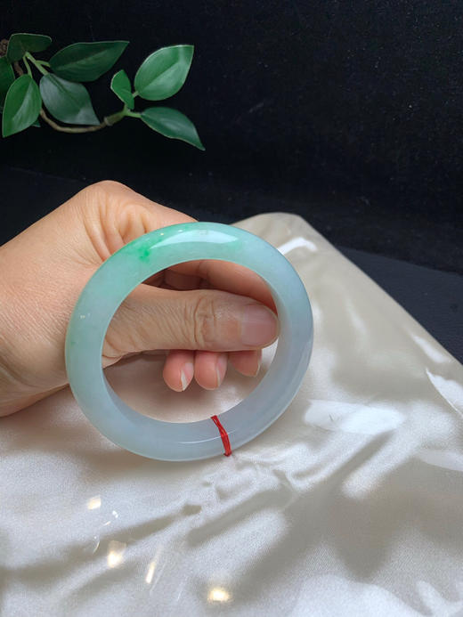 612926，57.5飘绿正圈手镯，底妆特别细腻，一大截带绿底，清新干净，底妆很细 商品图5