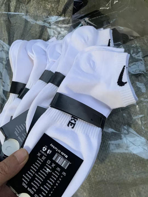 贸易公司清货，只有500组，原单耐克短筒袜，高克重高密度，保持双脚持久的干爽！
高品质的，低价格
85％棉，10％晴纶，5％氨纶。
适合42-48脚穿。特价79一组十双 商品图8