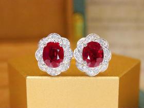 1.02ct刻面红宝石耳钉