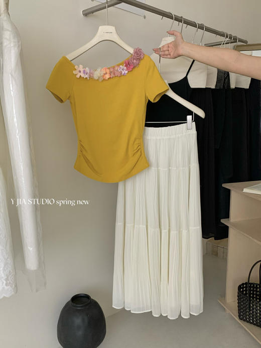 【GZ】无忧购【秘密花园】温柔收腰显瘦斜肩立体花朵小衫+风琴褶白月光纱裙套装9121-5（截单后3-5天发货) 商品图11