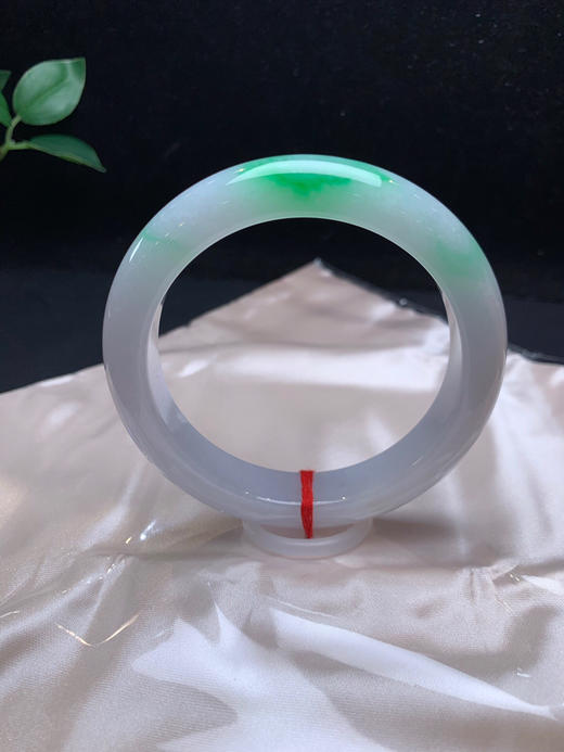 612930，60.8飘阳绿大圈手镯，清新白底青、干净底子细腻，飘阳绿 商品图0