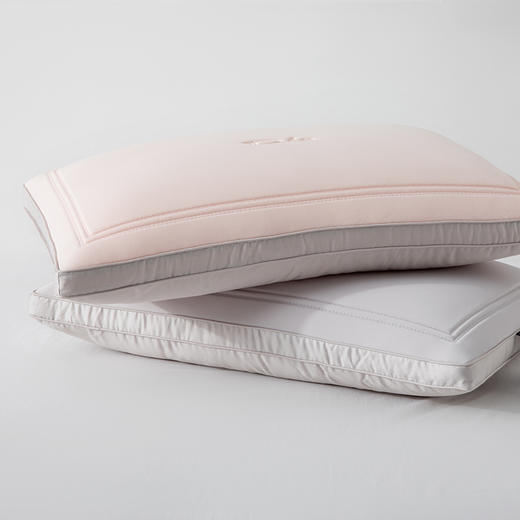 多喜爱 清氧柔肤两用枕 （柔粉/雅灰）【双感两用】【双芯设计】【A类标准】【精美包边】【极简绣花】科学承托 多维透气 可水洗 超蓬松久睡不易塌陷 立高设计 商品图0