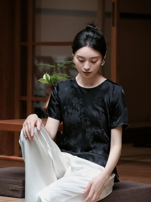 盛唐婧| 新中式圆领斜裁牡丹花修身上衣-黑色[特价品] 商品图1