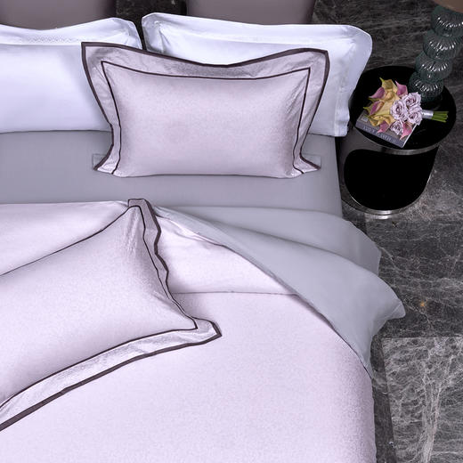 多喜爱 60S全棉色织提花四件套 夏慕/谜语/尤希hl【60S长绒棉】 【轻奢礼箱】【三方拼边设计】【宽边枕袋】【精美刺绣】轻奢品质 柔润丝光 质感柔滑 莹亮光泽 花型立体 商品图2