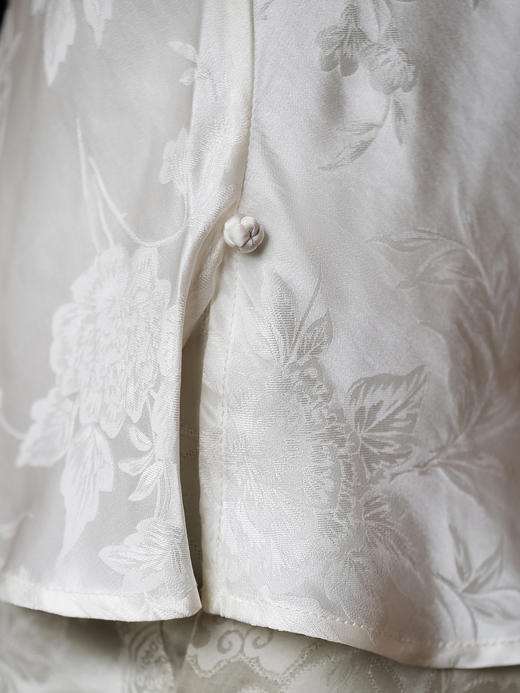 盛唐婧| 新中式圆领斜裁牡丹花修身上衣-白色[特价品] 商品图3