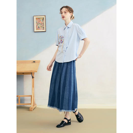 两三事 信风轨迹 2025夏季新款休闲印花口袋可拆领带衬衫女宽松 商品图3