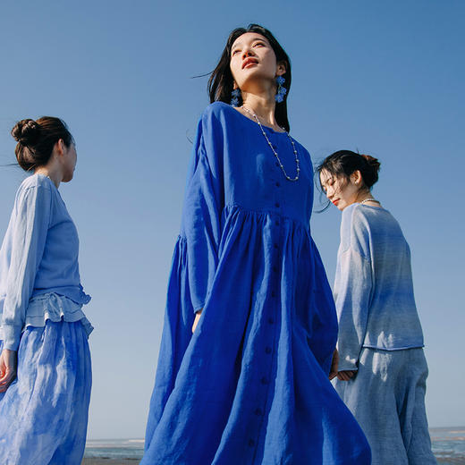 绽放411朵/【入蓝系列】高支砂洗苎麻宽松文艺圆领度假连衣裙女夏 商品图0