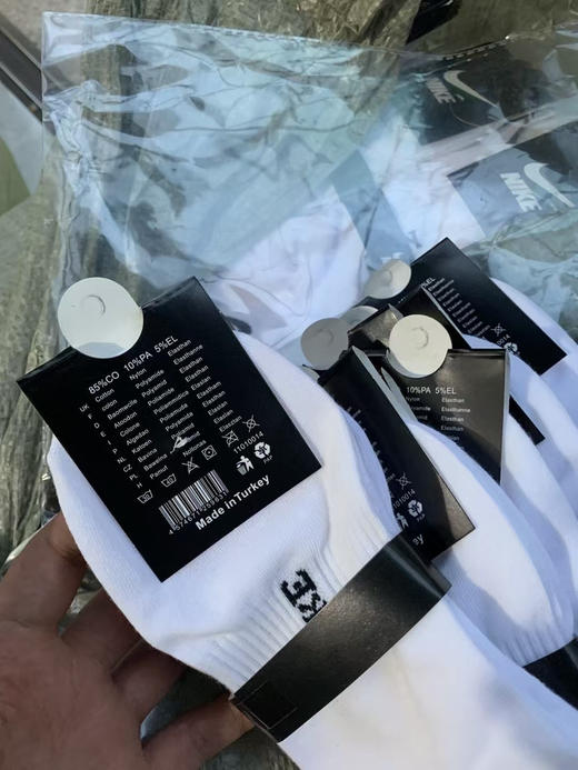 贸易公司清货，只有500组，原单耐克短筒袜，高克重高密度，保持双脚持久的干爽！
高品质的，低价格
85％棉，10％晴纶，5％氨纶。
适合42-48脚穿。特价79一组十双 商品图9