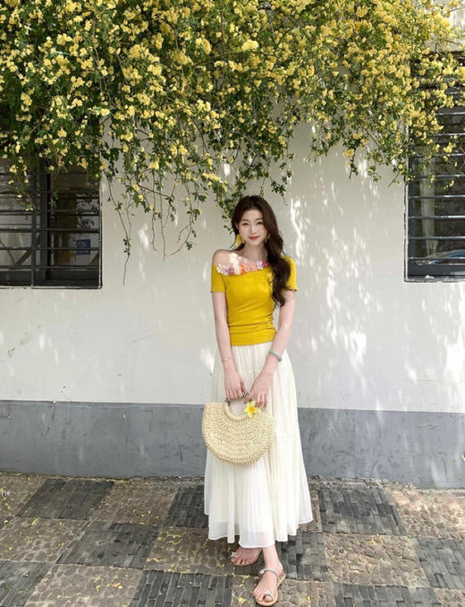 【GZ】无忧购【秘密花园】温柔收腰显瘦斜肩立体花朵小衫+风琴褶白月光纱裙套装9121-5（截单后3-5天发货) 商品图6