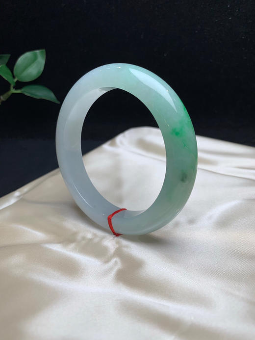 612926，57.5飘绿正圈手镯，底妆特别细腻，一大截带绿底，清新干净，底妆很细 商品图2