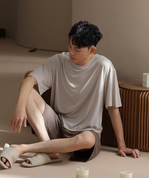 老米优品🎈自留款！ 随性，文艺，软糯《男款夏日莫代尔圆领短袖T》是一款对肌肤极其友好的百搭款~~ 女生也可！ 商品图1