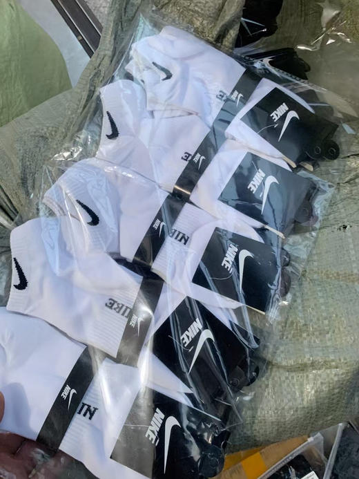 贸易公司清货，只有500组，原单耐克短筒袜，高克重高密度，保持双脚持久的干爽！
高品质的，低价格
85％棉，10％晴纶，5％氨纶。
适合42-48脚穿。特价79一组十双 商品图5
