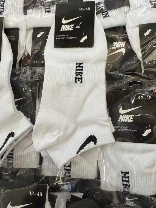贸易公司清货，只有500组，原单耐克短筒袜，高克重高密度，保持双脚持久的干爽！
高品质的，低价格
85％棉，10％晴纶，5％氨纶。
适合42-48脚穿。特价79一组十双 商品图1