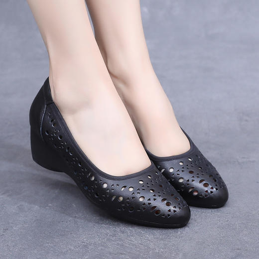 雀说新款真皮凉鞋女士坡跟洞洞防滑镂空单鞋软底复古皮鞋AL5062 商品图2
