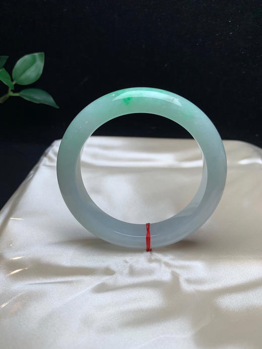 612926，57.5飘绿正圈手镯，底妆特别细腻，一大截带绿底，清新干净，底妆很细 商品图4