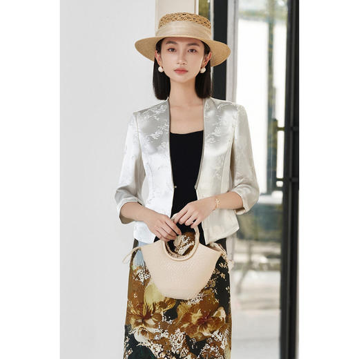 米思阳2026春季新款奢感醋酸新中式潮流短外套气质高级感缎面外搭1883 商品图4