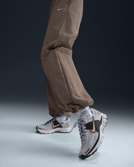 Nike 耐克Sportswear 女子拒水防晒梭织中腰街舞长裤FQ3589-233 商品图5