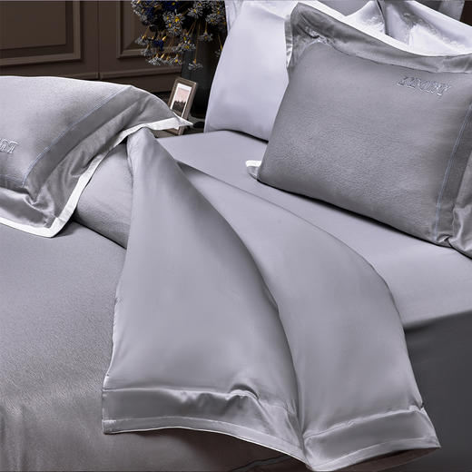 多喜爱 60S全棉色织提花四件套 谜语 【60S长绒棉】 【礼箱包装】【三方拼边设计】【宽边枕袋】轻奢品质 柔润丝光 质感柔滑 莹亮光泽 花型立体 商品图3