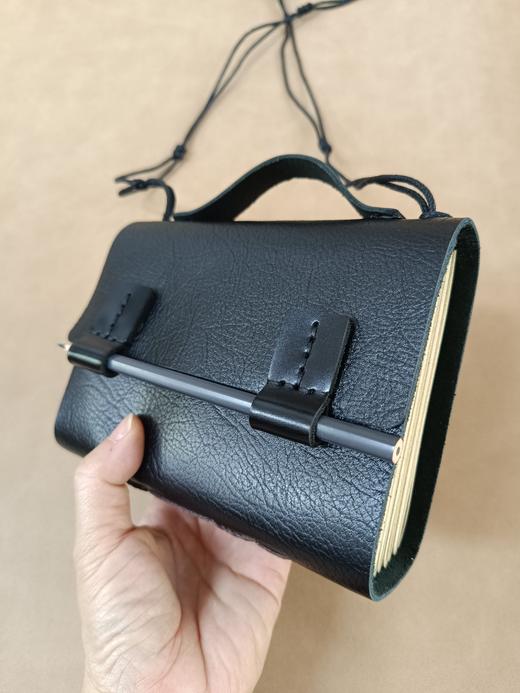 【订单现做 预售】原创手工牛皮背包笔记本 （五色可选：银色/黑色/棕色/绿色/灰色）文创 送礼 礼物  广西师范大学出版社 商品图13