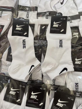 贸易公司清货，只有500组，原单耐克短筒袜，高克重高密度，保持双脚持久的干爽！
高品质的，低价格
85％棉，10％晴纶，5％氨纶。
适合42-48脚穿。特价79一组十双