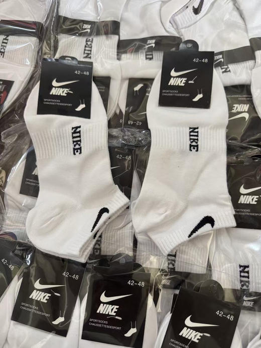 贸易公司清货，只有500组，原单耐克短筒袜，高克重高密度，保持双脚持久的干爽！
高品质的，低价格
85％棉，10％晴纶，5％氨纶。
适合42-48脚穿。特价79一组十双 商品图0