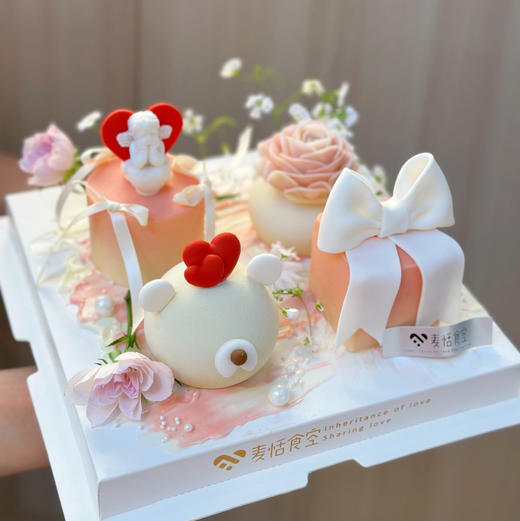 520法甜4拼，需自提（天使款是香草慕斯和甜杏夹心；豆沙花款是芝士香草慕斯和卡曼橘冻夹心；小熊款是酸奶慕斯和奥利奥饼干夹心；蝴蝶结款是草莓慕斯和树莓冻夹心） 商品图1