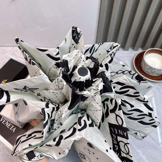 夏季特惠💰240 CHANEL（香奈儿）新款 五折 折叠晴雨伞 商品图7